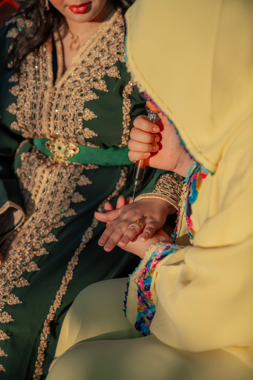 Motifs complexes de henné sur les mains