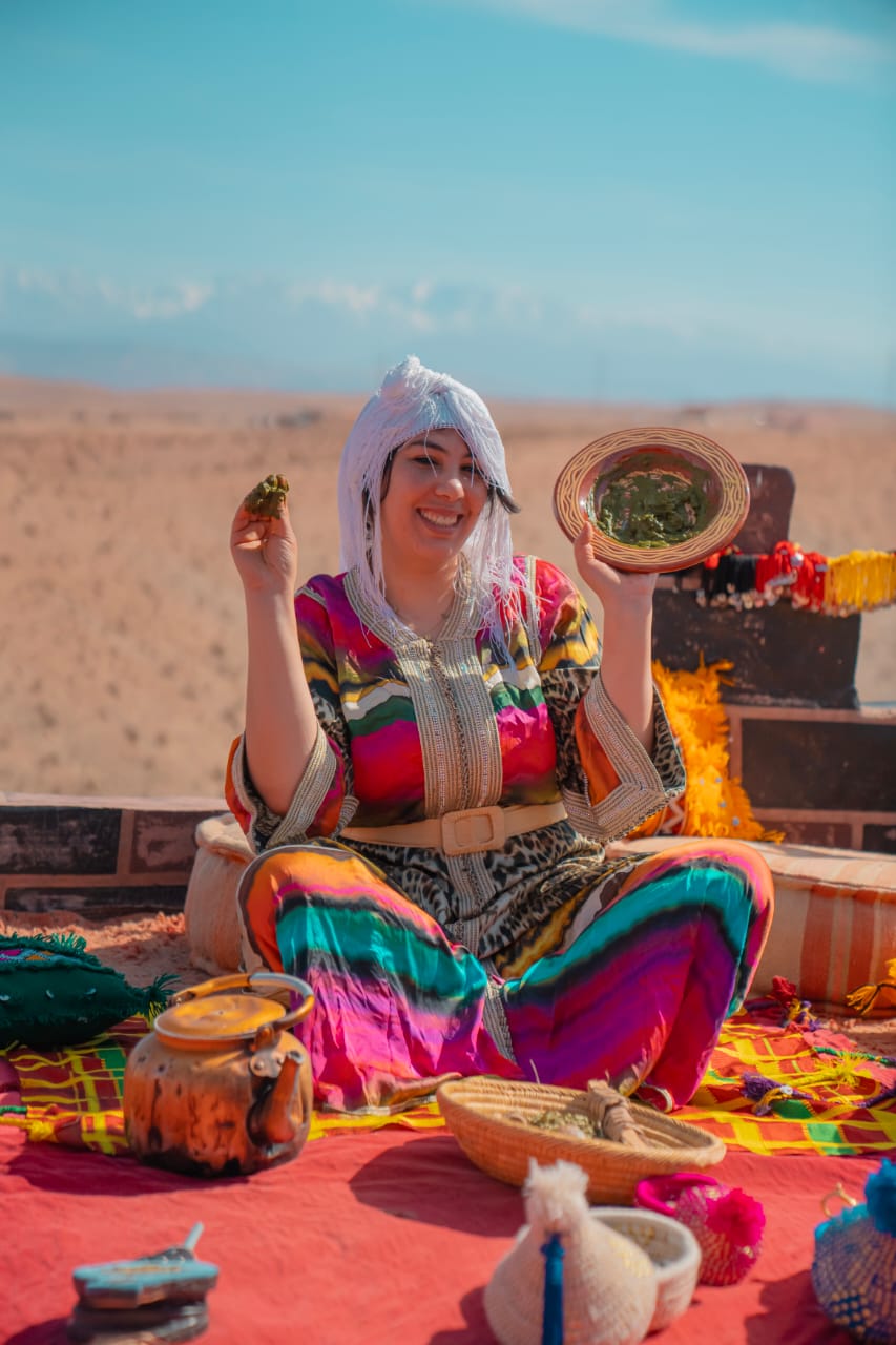 Application de henné par une artisane