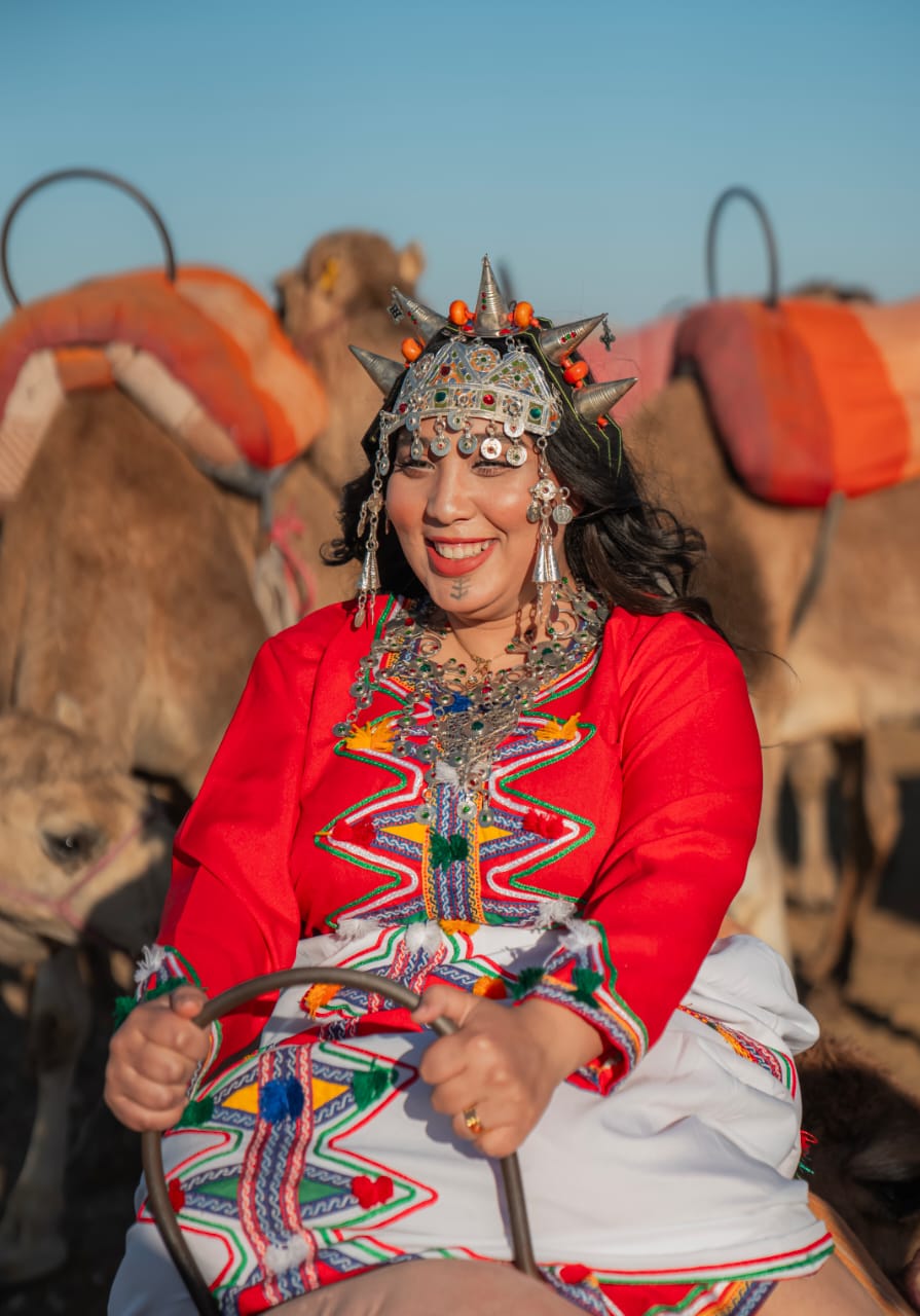 Femme en tenue berbère traditionnelle