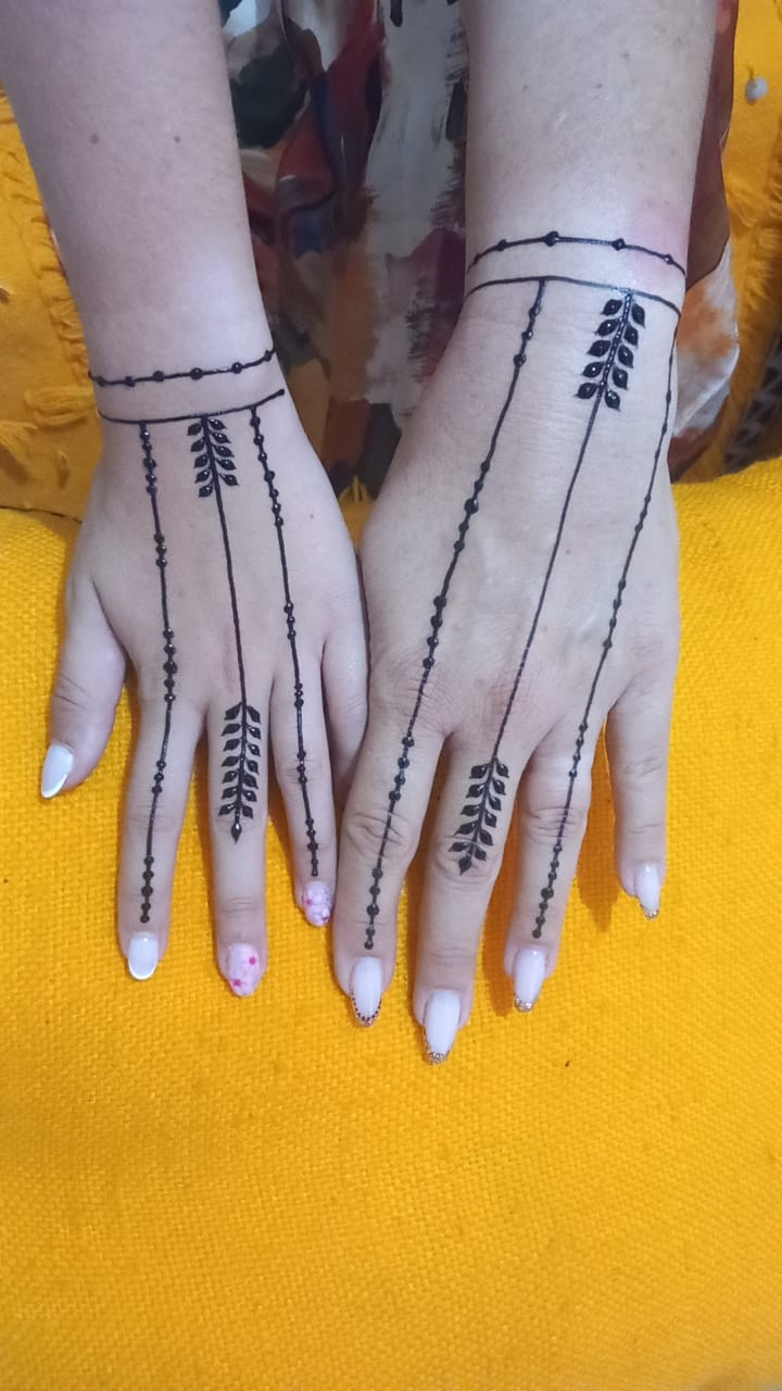 Motifs complexes de henné sur les mains