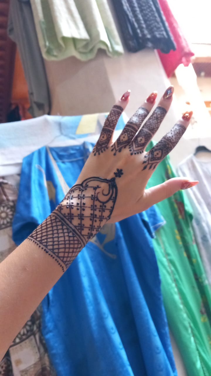 Motifs complexes de henné sur les mains