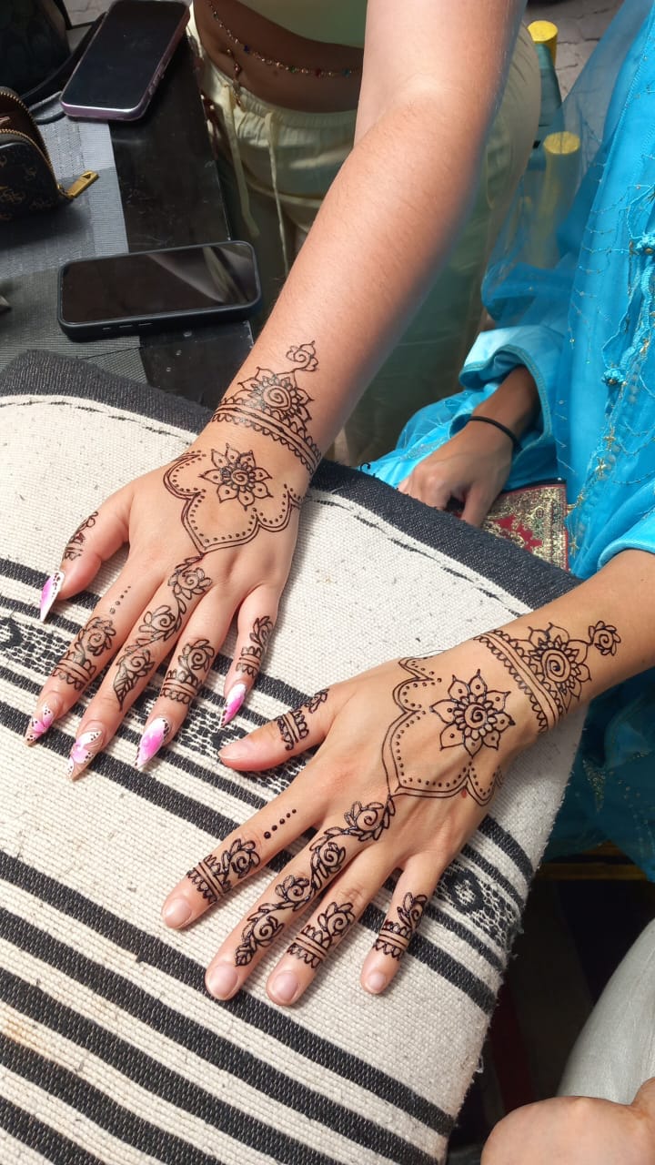 Motifs complexes de henné sur les mains