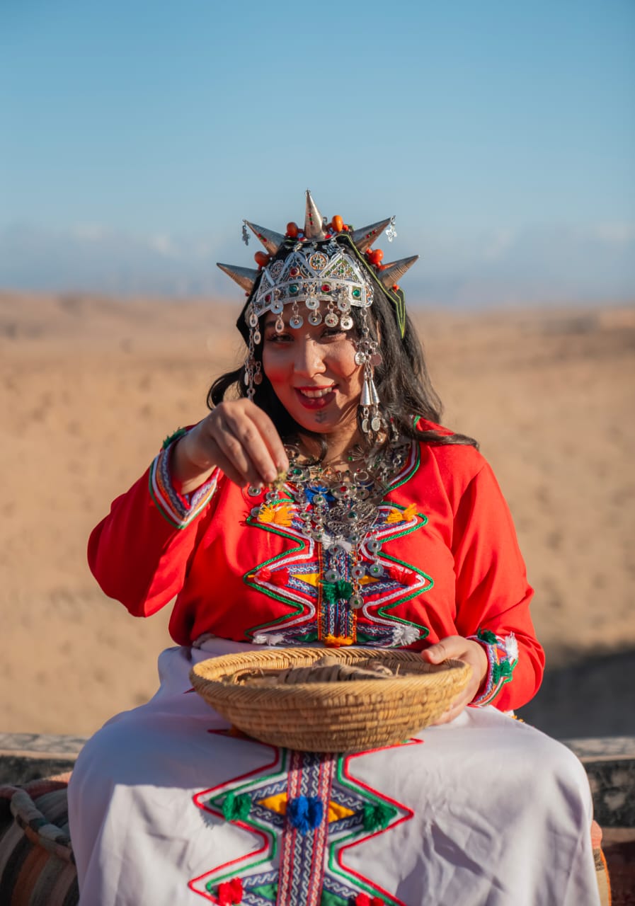 Groupe d'amis en tenues traditionnelles